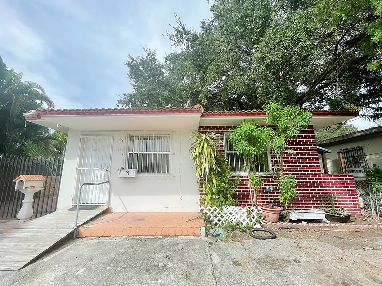1556 NW 24th Ct — Photo 9