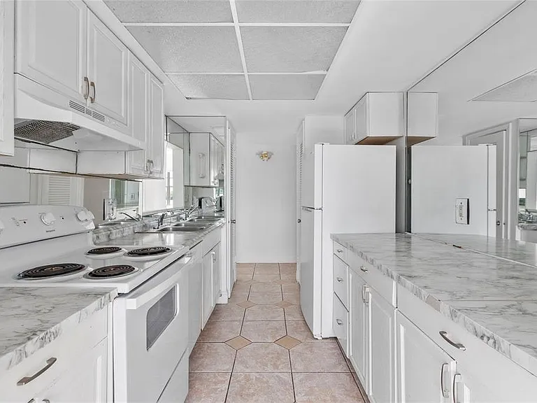 1060 Crystal Lake Dr #2 — Photo 9