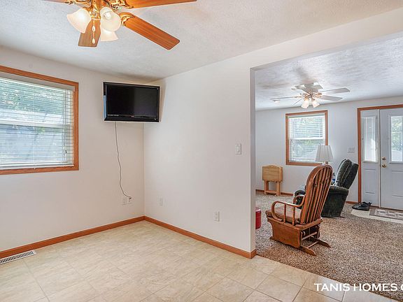 4th image of 15252 Silver Beach Dr NE