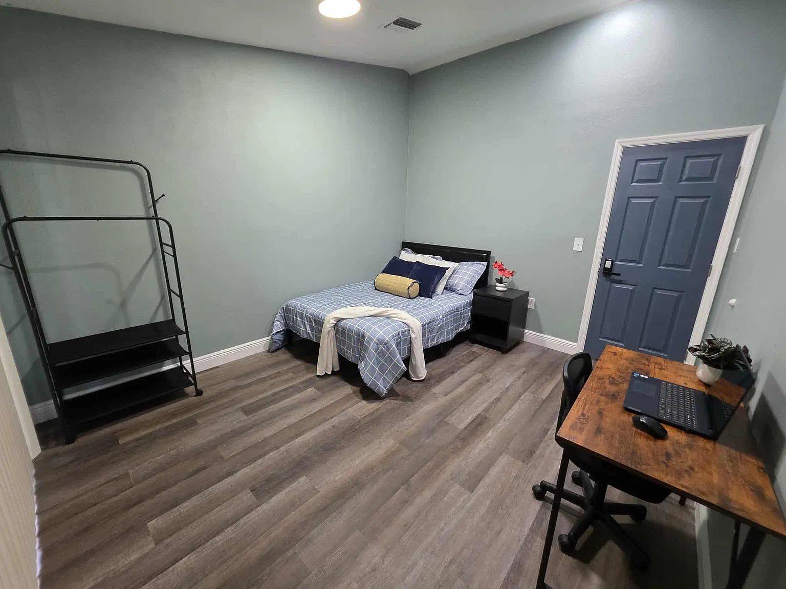4 bed, 2.0 bath, 2163 sqft, $910 — Photo 2