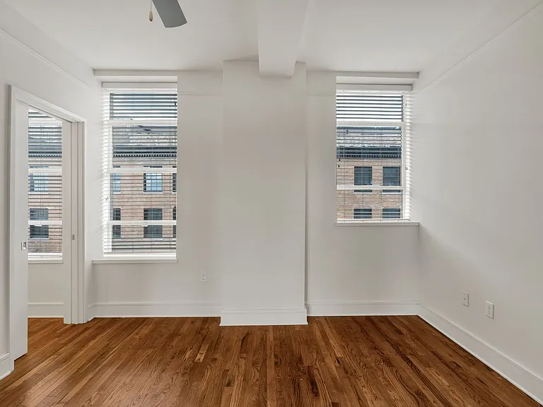 The Howard Luxury Apartments — Photo 11