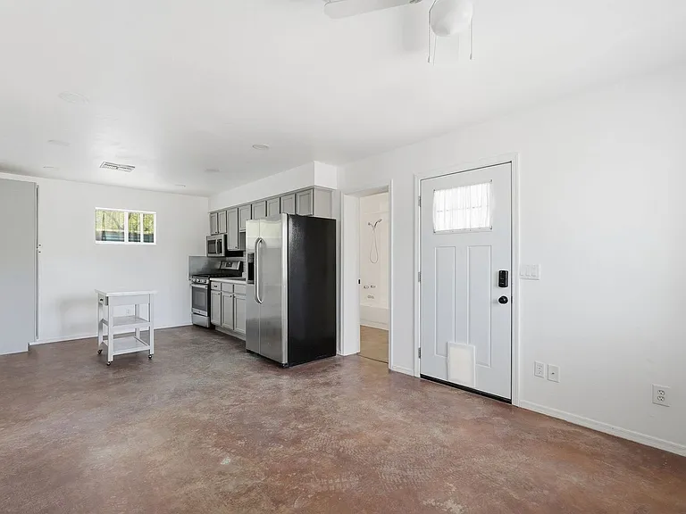 1226 E. Elm St. — Photo 5