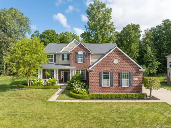 27191 Superior Dr, Chesterfield, MI 48051