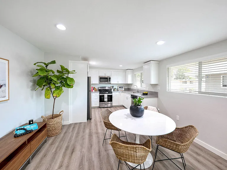 Pacific West Villas — Photo 20