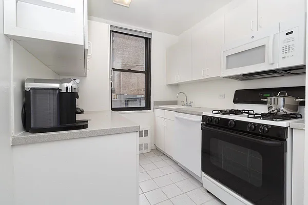 Rented by Avenues Real Estate | media 4