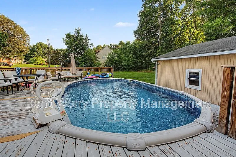 3 bed, 2.0 bath, 2328 sqft, $2,500 — Photo 2
