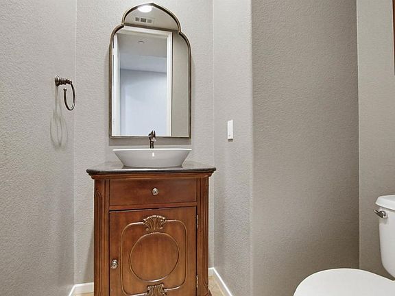 4th image of 3954 Lake Shore St