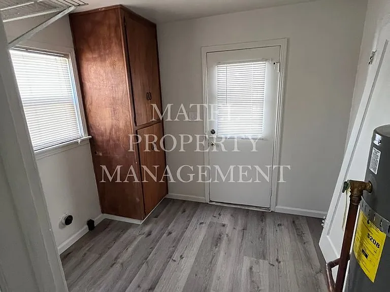 548 Esgar Ave — Photo 6
