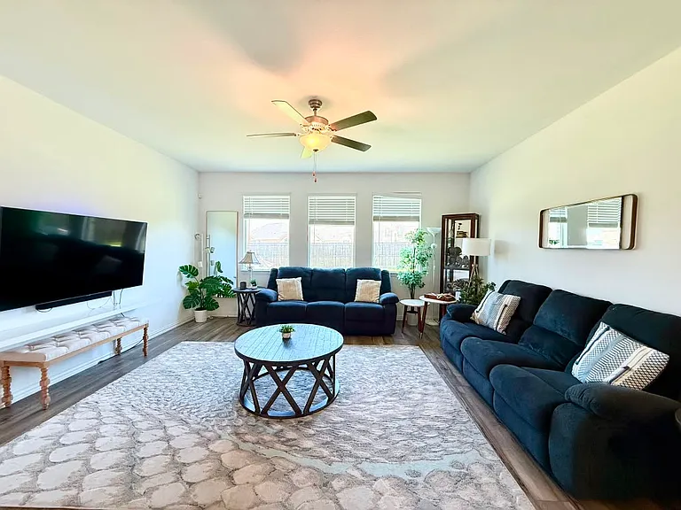 1601 Lake Grove Dr — Photo 4