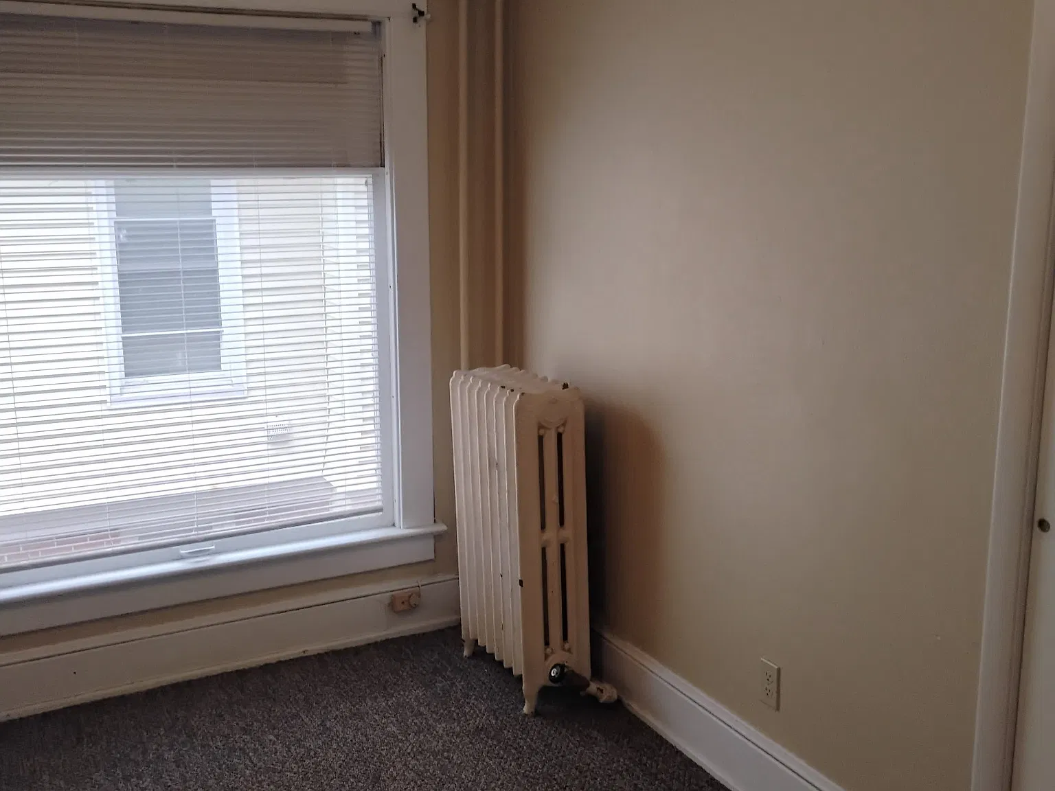 4 bed, 900 sqft, $1,900 — Photo 2