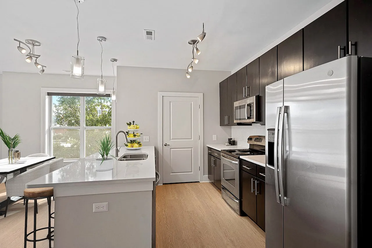 808 Hawthorne — Photo 3