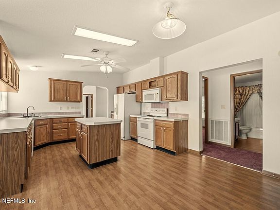 3rd image of 305 PALMETTO BLUFF Road