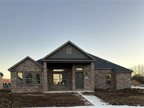 4833 W Planetree St, Fayetteville, AR 72704