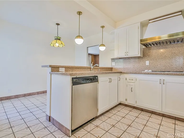 3744 Pine Ave — Photo 9