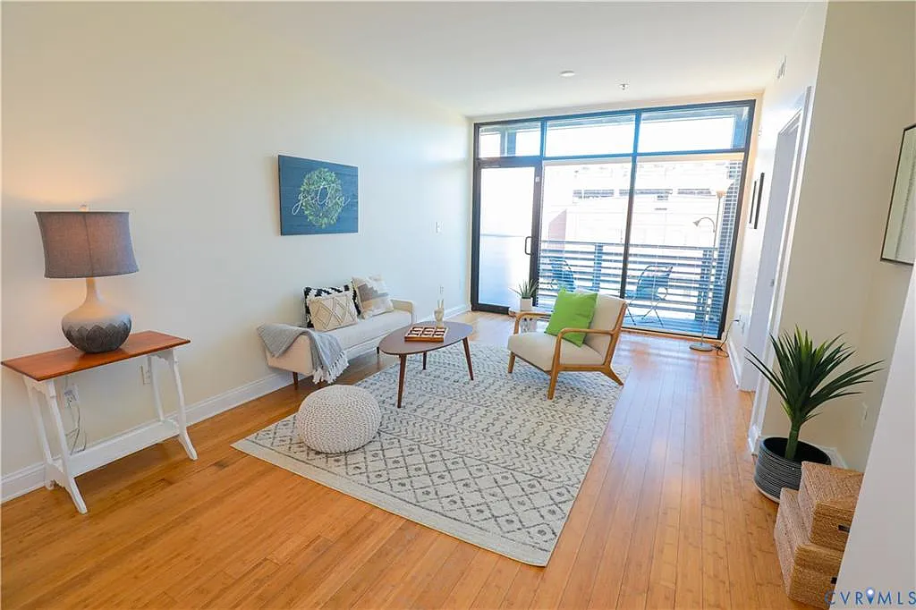 2 bed, 1052 sqft, $2,000 — Photo 1