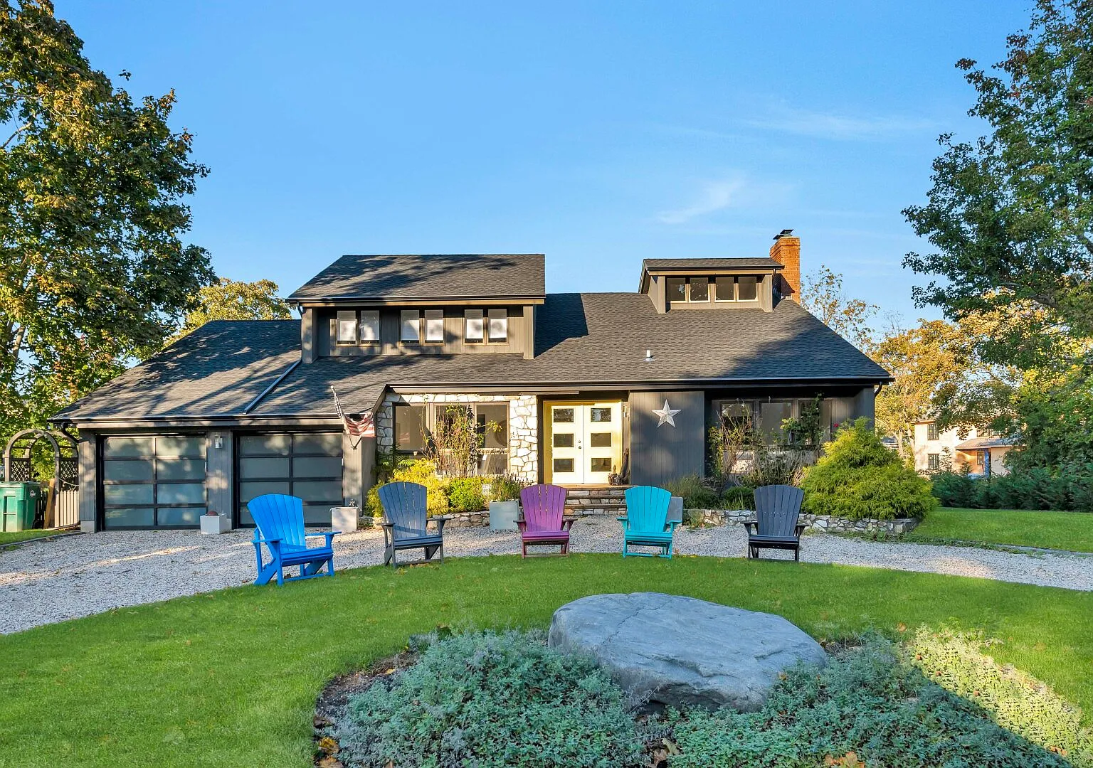 Contemporary Colonial home with pristine Peconic bay views — Photo 2