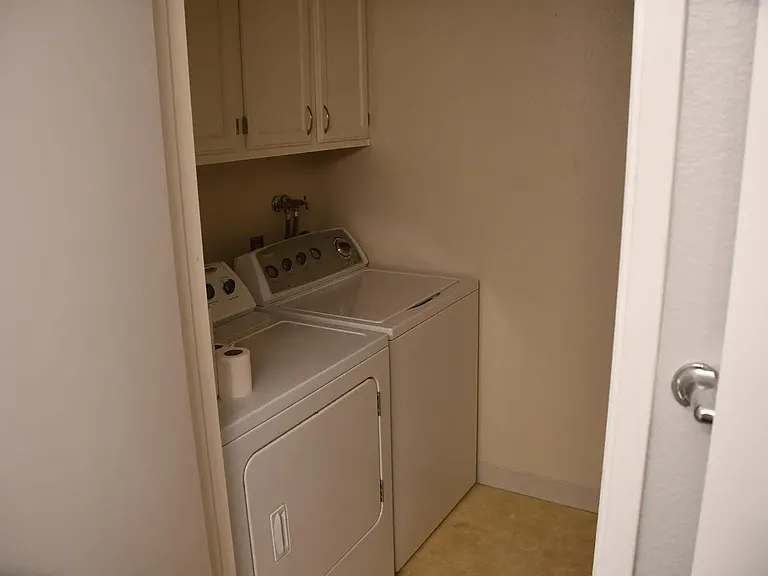 211 Compton Cir #B — Photo 2