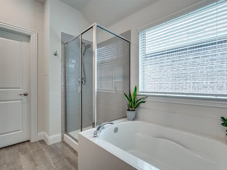 2937 Log Cabin Dr — Photo 18