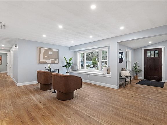 3rd image of 117 Nob Hill Dr