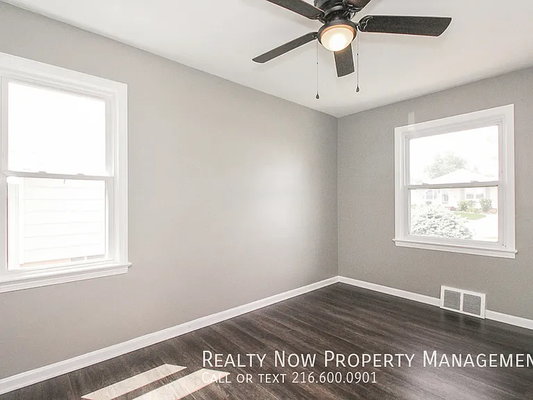 11912 Derby Ave — Photo 10