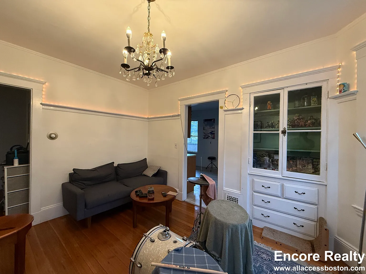 3 bed, 999 sqft, $3,000 — Photo 3