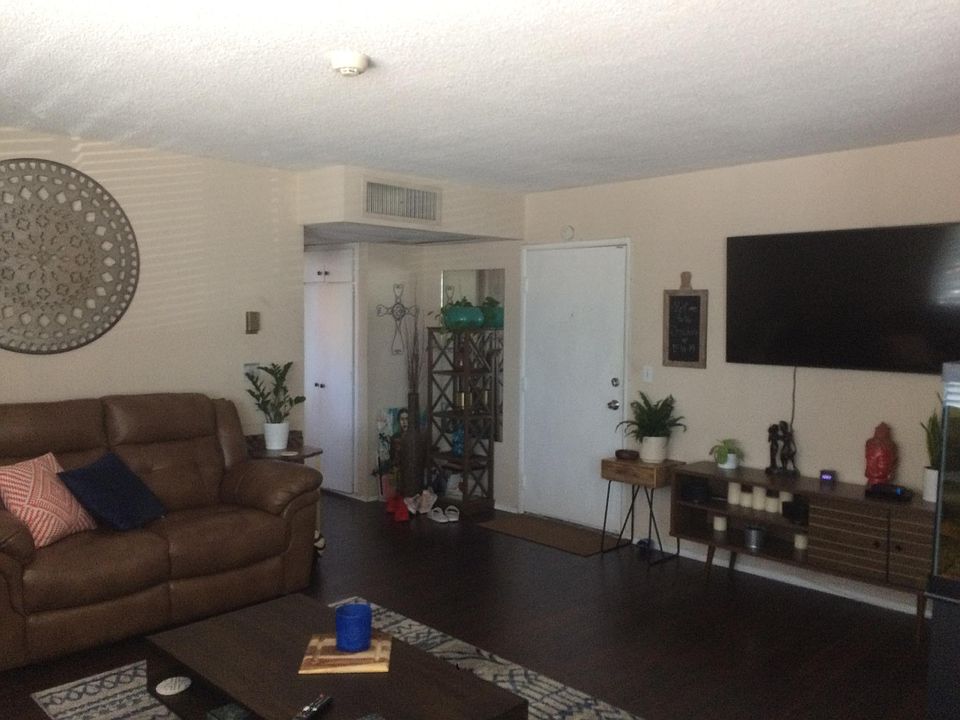1st image of 1907 Robinson Ave Unit 211