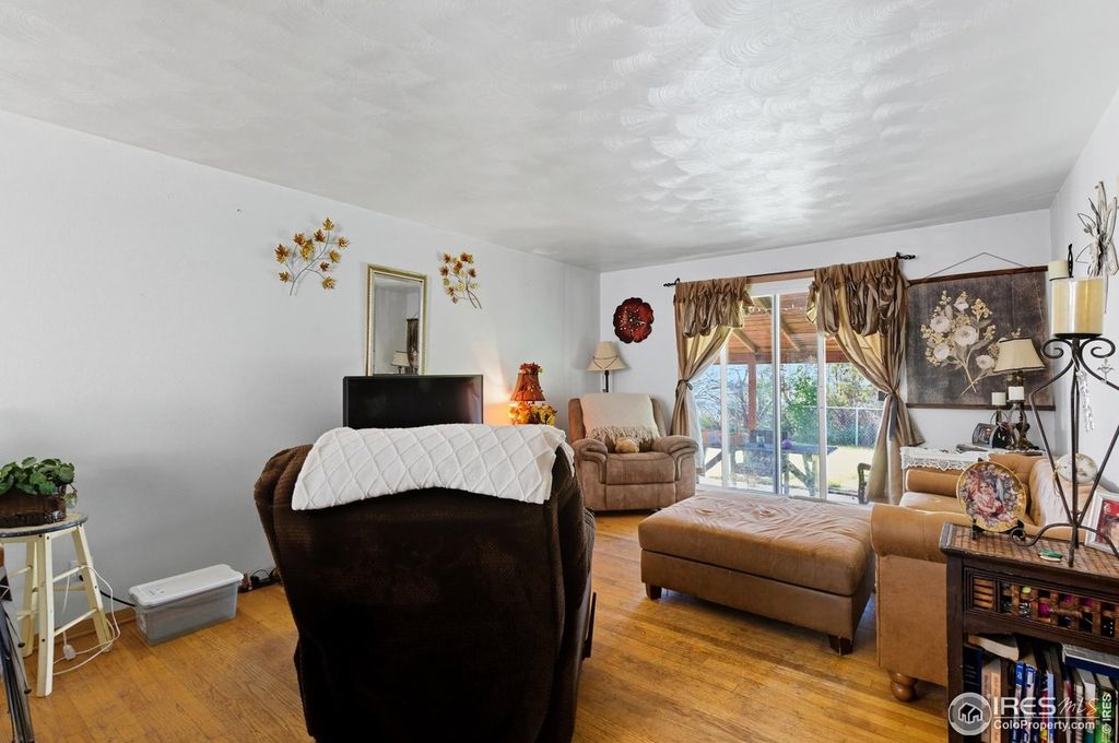 901-903 W Kelly Dr