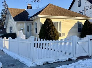 13703 244th St, Rosedale, NY 11422