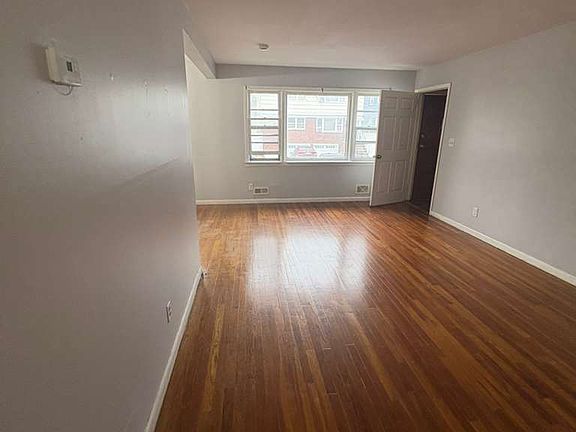 4th image of 15 Crescent Ct Floor 1
