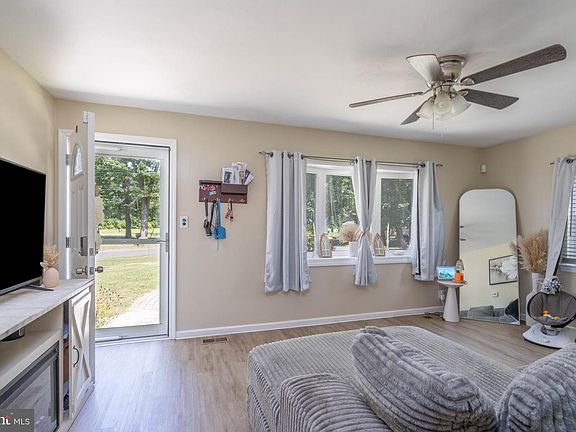 4th image of 121 Delwyn Ln