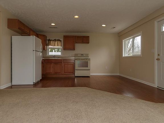 4th image of 1060 Elm Ave