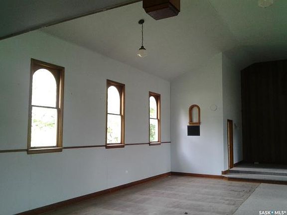 5th image of 108 Prairie St