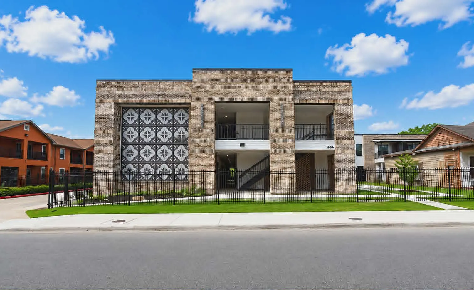 Memorial Apartments — Photo 1
