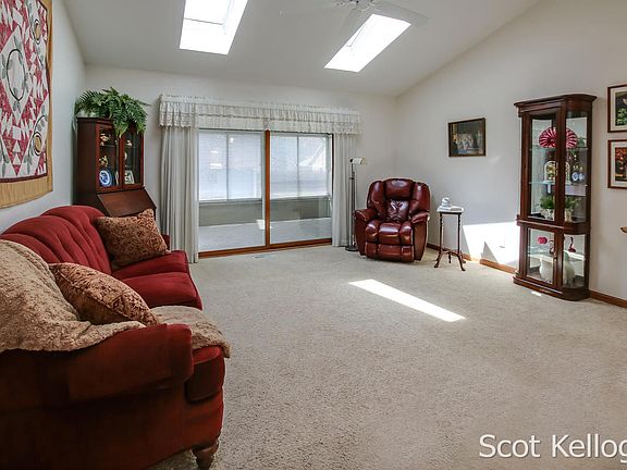 5th image of 3029 Kay Dr SE