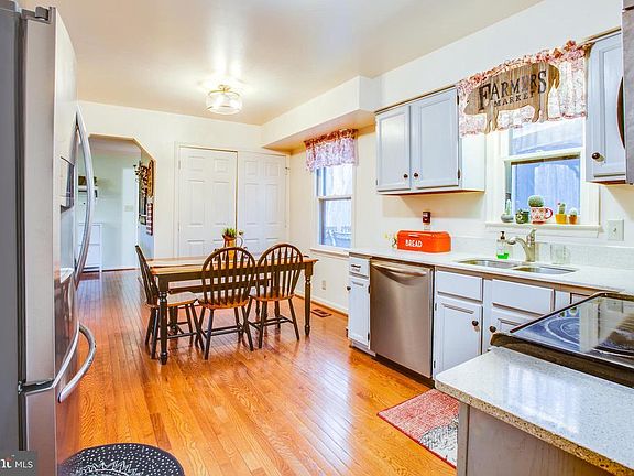 Pleasant kitchen with eat in area
