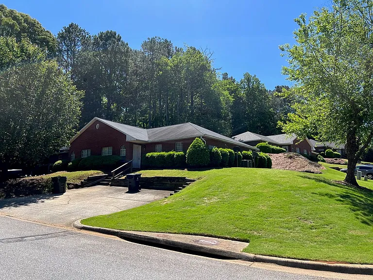 1161 Northlake Dr — Photo 3