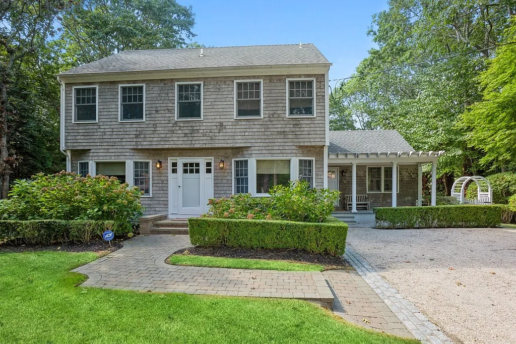 Charming East Hampton Retreat with Pool — Photo 1