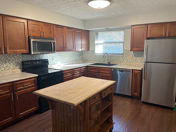 Can you see yourself in this kitchen with fun tile backsplash __
