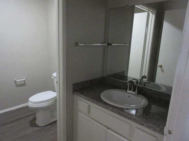 Las Flores Gardens Apartments — Photo 35