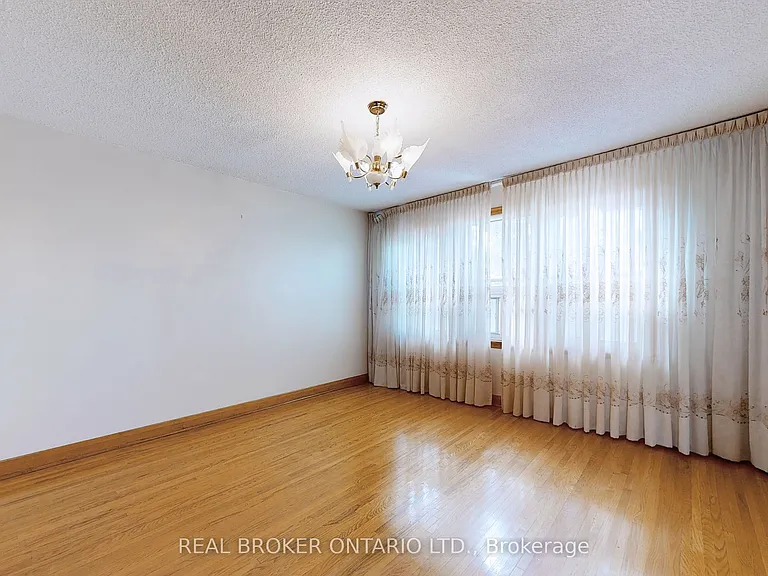 3241 Dufferin St — Photo 18