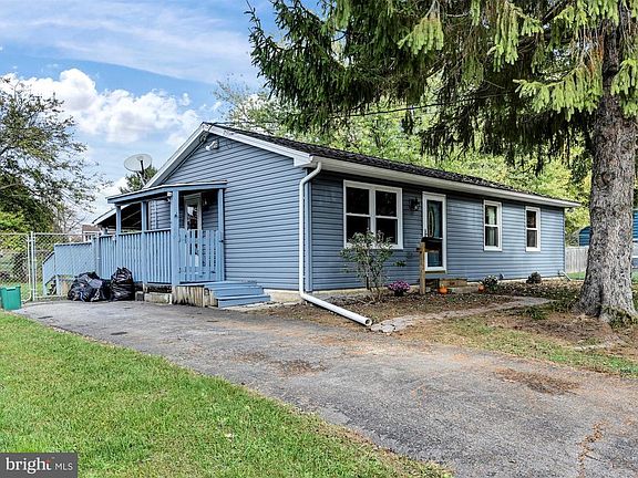 3rd image of 664 Essex St