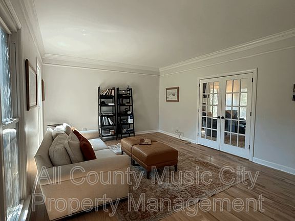 5th image of 215 Hillside Dr