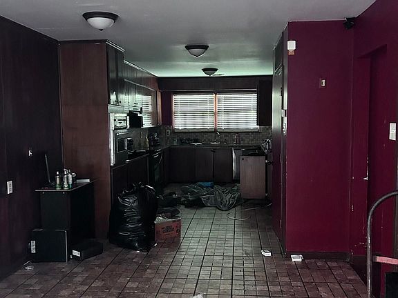 4th image of 8166 Queenswood Ct