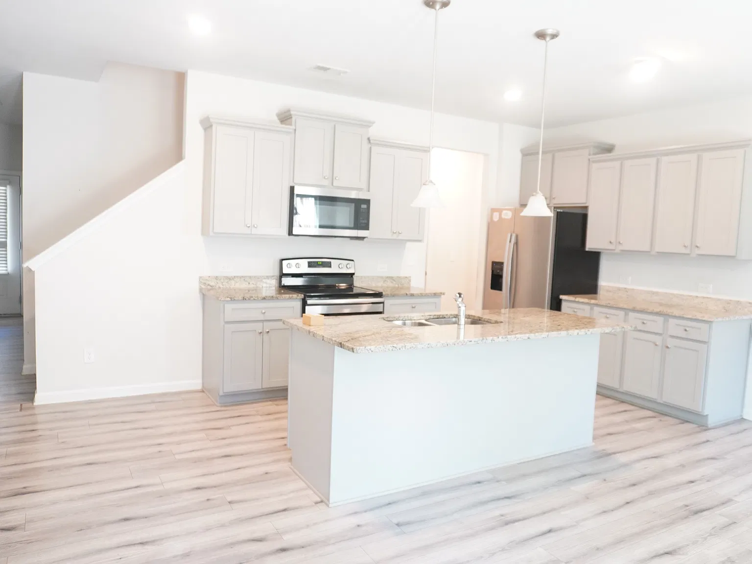 3 bed, 2.5 bath, 1600 sqft, $2,100 — Photo 4
