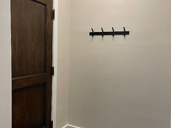 4th image of 1314 W Cornelia Ave #1