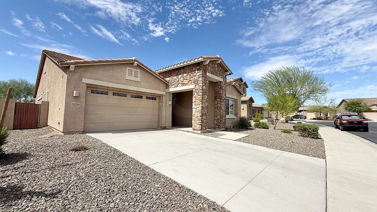 4 bed, 2.5 bath, 2318 sqft, $3,095 — Photo 2