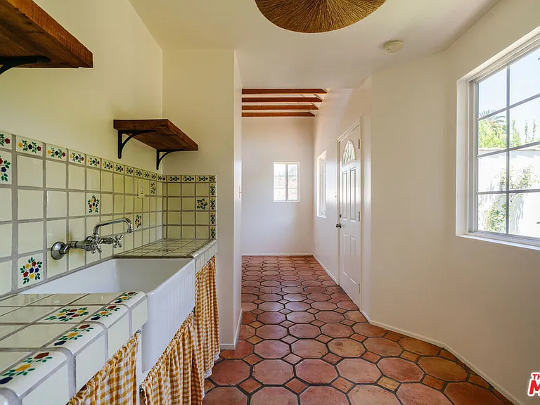 2735 Clyde Ave — Photo 49