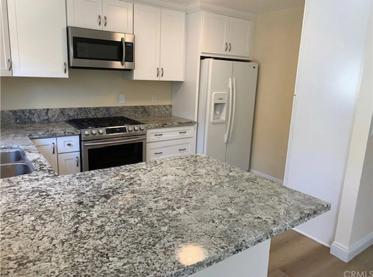 Costa Mesa 3 Bedroom 2 Bath Townhouse with 2 car garage — Photo 3