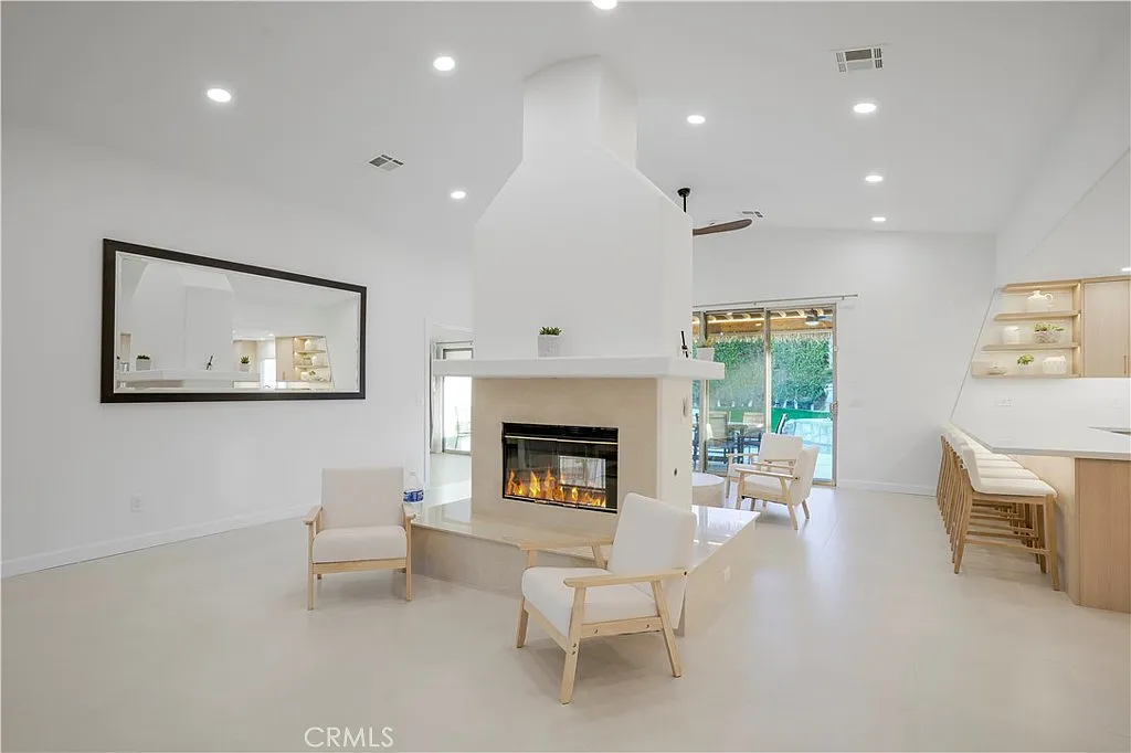 4 bed, 2025 sqft, $4,250 — Photo 2