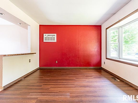 3rd image of 1133 E Main St